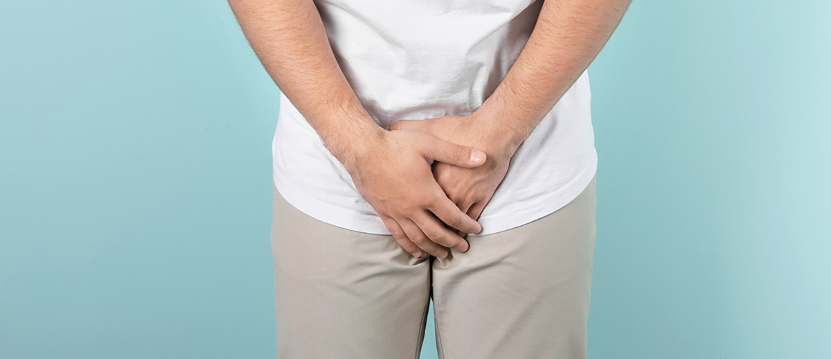 Hombre de oficina realizando una pausa activa estirándose junto a su escritorio